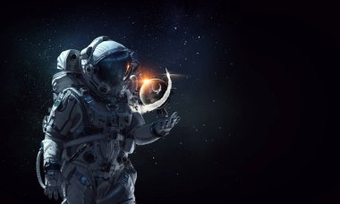 Uzay Adamı ve görevi. Karışık ortam