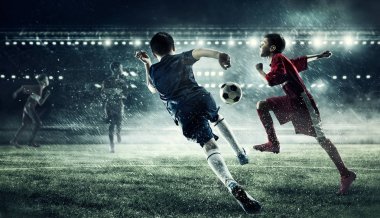 Çocuk futbol oynamak. Karışık teknik