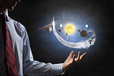 Güneş sistemi elinde