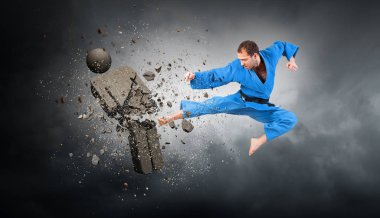 Karate adam saldırı rakip. Karışık teknik