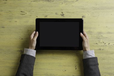 Bayan patron tablet aygıtı kullanma