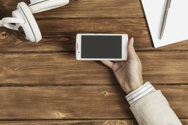 İş kadını akıllı telefonunu kullanıyor.