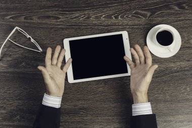 Tablet PC ile elinde boş perde