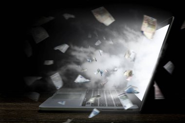 Masa üstünde parlayan laptop. Karışık teknik
