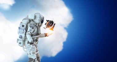 Uzay Adamı ve görevi. Karışık ortam