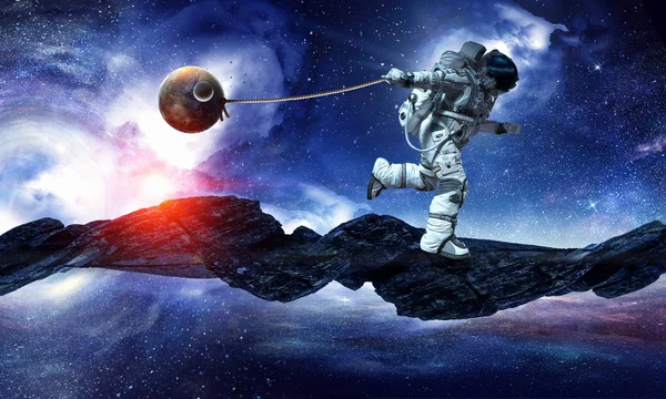 Fantasy obraz z kosmonautą catch planety. Techniki mieszane — Zdjęcie stockowe