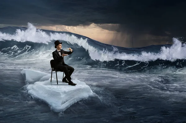 流氷の海でサーフィン。ミクスト メディア — ストック写真