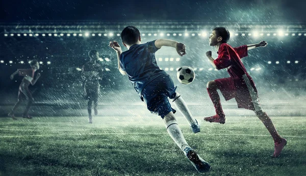 Kinder spielen Fußball. Gemischte Medien — Stockfoto