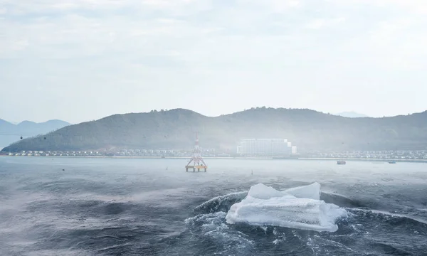 Piatto di ghiaccio sulle onde. Mezzi misti — Foto Stock