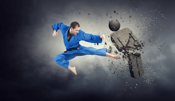 El hombre del karate ataca al oponente. Medios mixtos —  Fotos de Stock