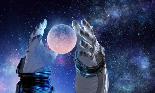 宇宙飛行士の手で月惑星。ミクスト メディア — ストック写真