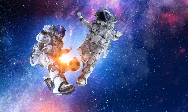 宇航员玩足球游戏 — 图库照片
