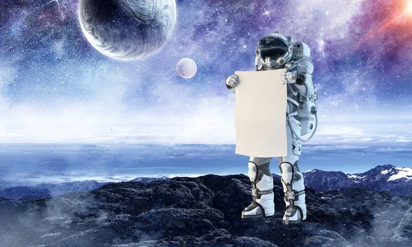 Homem do espaço com banner. Meios mistos — Fotografia de Stock