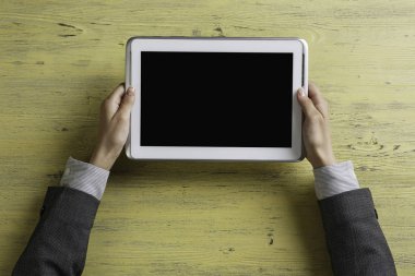 Bayan patron tablet aygıtı kullanma