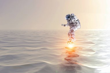 Astronot gemide. Karışık teknik