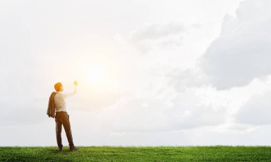 İşadamı gökyüzü üzerinde çizin. Karışık teknik