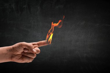 Onun ellerinde yanan ateşi