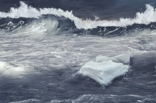 파도에 얼음 빙원입니다. 혼합 매체 — 스톡 사진