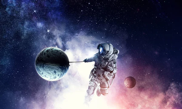 Fantasía imagen con astronauta captura planeta. Medios mixtos — Foto de Stock