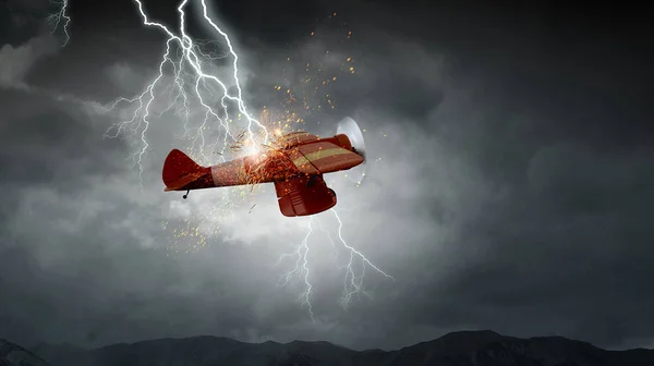 Bahaya kecelakaan pesawat. Campuran media — Stok Foto