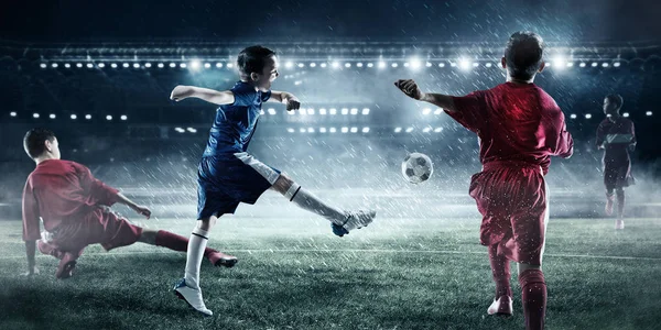 As crianças jogam futebol. Meios mistos — Fotografia de Stock