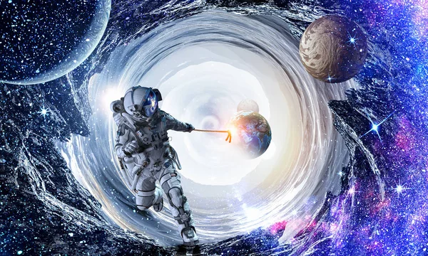 宇宙飛行士キャッチ惑星とファンタジーのイメージ。ミクスト メディア — ストック写真