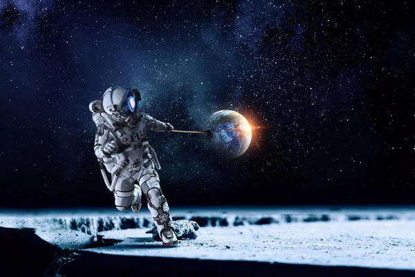 Fantasía imagen con astronauta captura planeta. Medios mixtos — Foto de Stock