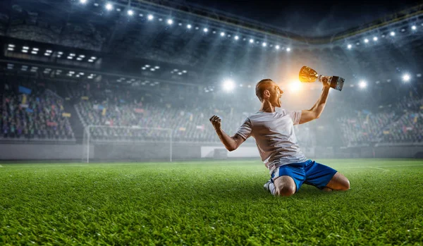 Jogador de futebol no estádio. Meios mistos — Fotografia de Stock