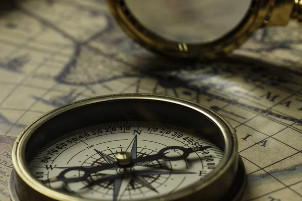 Retro kompass med gamla karta och förstoringsglas — Stockfoto