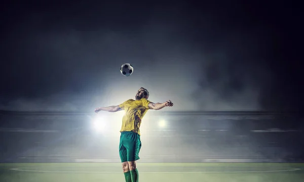 Jogador de futebol no estádio. Meios mistos — Fotografia de Stock