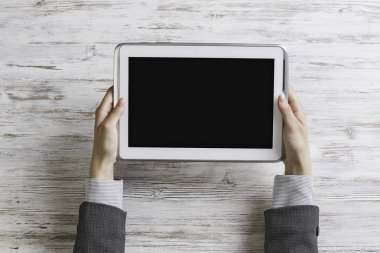 Bayan patron tablet aygıtı kullanma