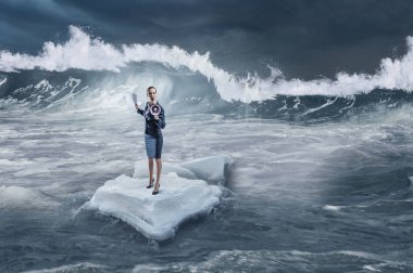 Sörf denizde yüzen buz kütlesi. Karışık teknik