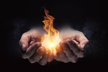 Onun ellerinde yanan ateşi