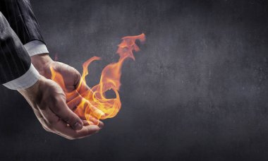 Onun ellerinde yanan ateşi