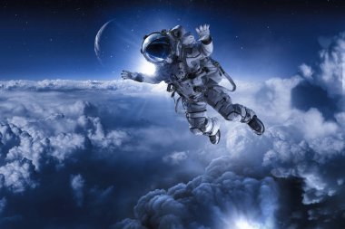 Bulutların üzerinde yüzen astronot