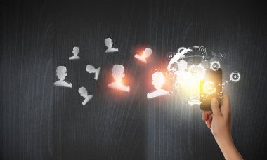 İnsanlar bağlanan cihazlar. Karışık teknik