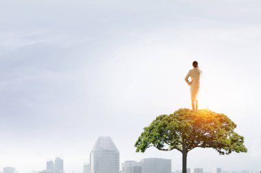 İşkadını ağaç taç üzerinde. Karışık teknik