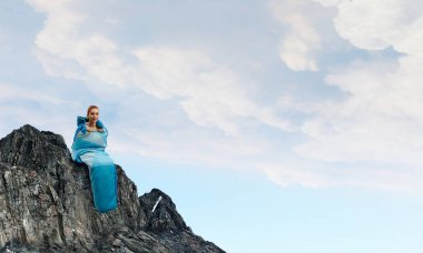 Kız turistik dinlenme. Karışık teknik