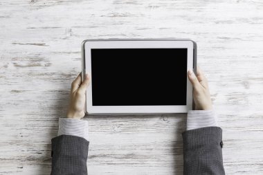 Bayan patron tablet aygıtı kullanma