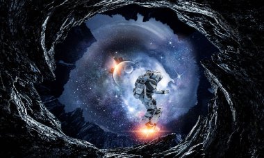 Uzay delik ve astronot. Karışık teknik