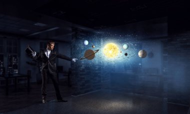 Sihirli gösteren iş adamı. Karışık teknik