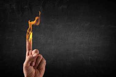 Onun ellerinde yanan ateşi