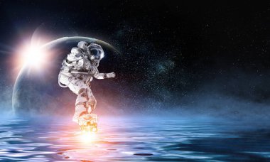 Astronot gemide. Karışık teknik