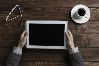 Bayan patron tablet aygıtı kullanma
