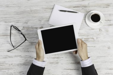 Tablet PC ile elinde boş perde