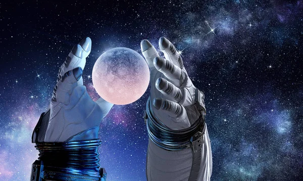 De planeet van de maan in spaceman hand. Mixed media — Stockfoto