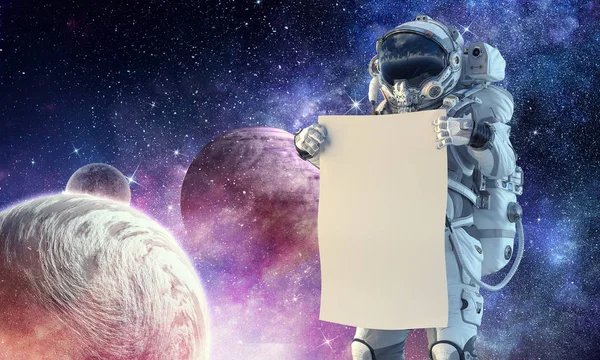 Hombre del espacio con pancarta. Medios mixtos — Foto de Stock