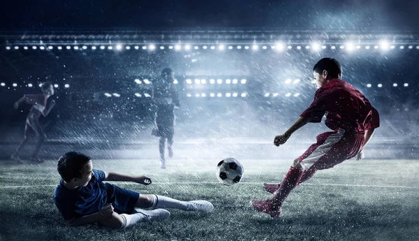 I bambini giocano a calcio. Mezzi misti — Foto Stock