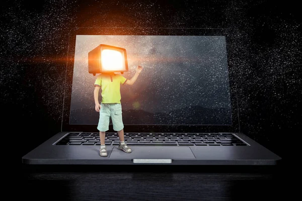 Des enfants accros à la télé. Techniques mixtes — Photo