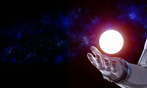 De planeet van de maan in spaceman hand. Mixed media — Stockfoto